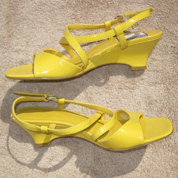 Etienne Aigner patent leather wedge sandals 7M - Picture 4 of 7